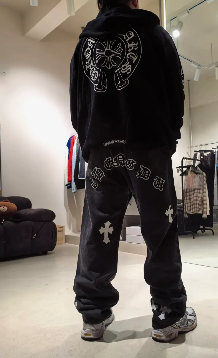 P260 [Next day] Chrome Hearts | Chrome Hearts CH city limited series Sanskrit cross patch leather jeans - black and white color matching - Chengdu "chengdu" jeans that cater to the hometown of Chengdu giant pandas. The finished products need to be washed and then disassembled and hand-stitched. The sheepskin cross leather is then spliced ​​to complete. The whole piece requires too much craftsmanship to describe. The texture can be seen in hand, and it looks good. The upper body effect is particularly stiff and stylish, super stylish. Same style for men and women - Color: black and white Size: 28 30 32 34 Corresponding sizes s-xl Available in stock and shipped in seconds. Detailed sizes can be found in Figure 9